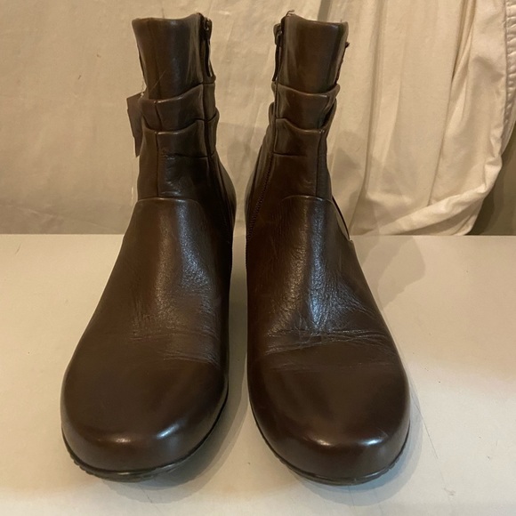 Earth brown slouch style ankle boots with zip up sides size 10 NWT - Picture 2 of 8